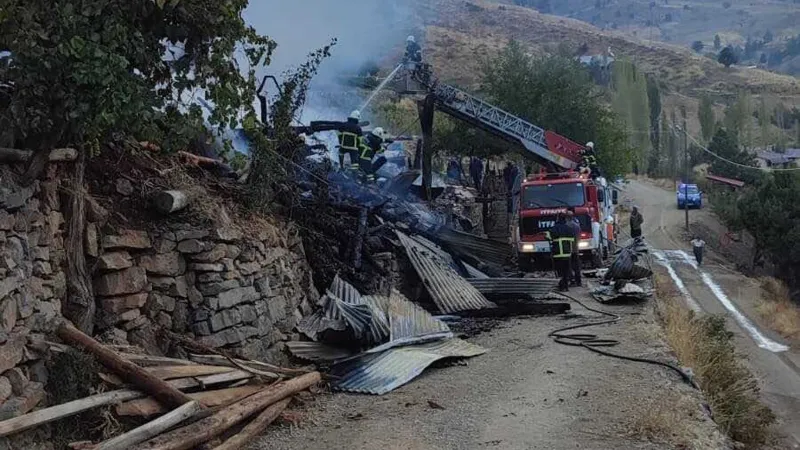 Adana'da yanan ev çöktü: Engelli iki kardeş can verdi