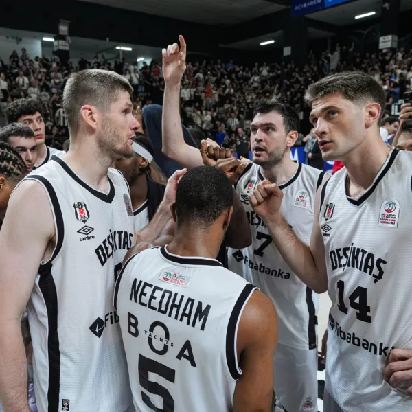 Beşiktaş Anadolu Efes'i Ezdi! Seride Durum 1-1 Oldu!