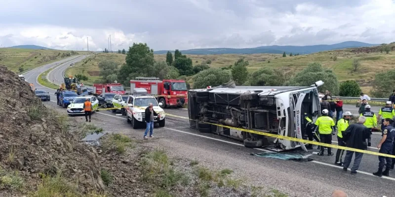 Facia! Cenaze Dönüşü Otobüs Devrildi: 2 Ölü, 15 Yaralı