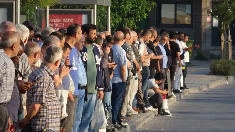CHP'li İzmir Büyükşehir Belediyesi'nde kriz! 23 bin işçi greve gitti otobüs duraklarında kuyruk oluştu