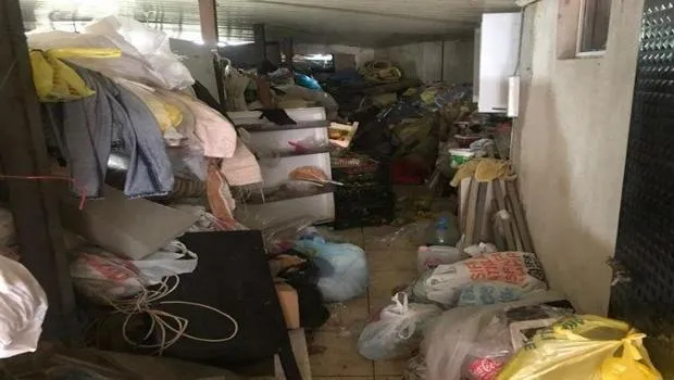 Çöp ev 9'uncu kez boşaltıldı, 4 kamyon dolusu çöp çıktı