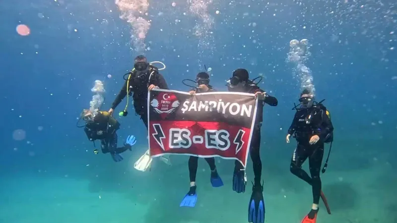 Eskişehirspor’un şampiyonluğunu denizin 26 metre altında kutladılar