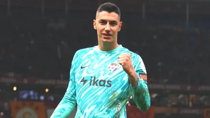 Eyüpspor'un milli kalecisi Berke Özer, Lille'e transfer oldu