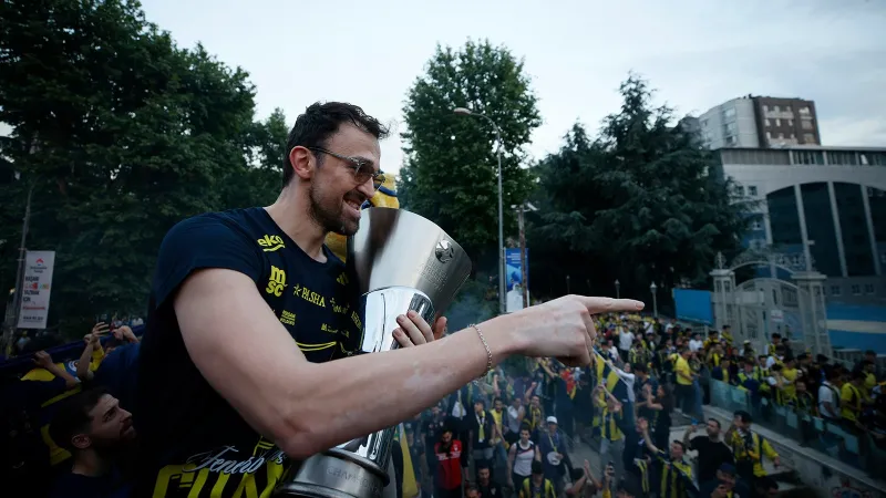 Fenerbahçe'yle Euroleague'de şampiyon olan Sertaç Şanlı adını tarihe yazdırdı