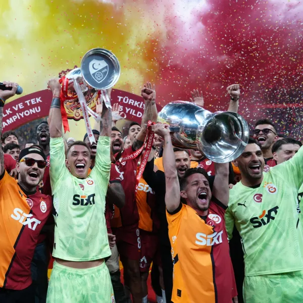 Galatasaray'dan Şampiyonluk ve Kupa Coşkusu! Çifte Mutluluk!