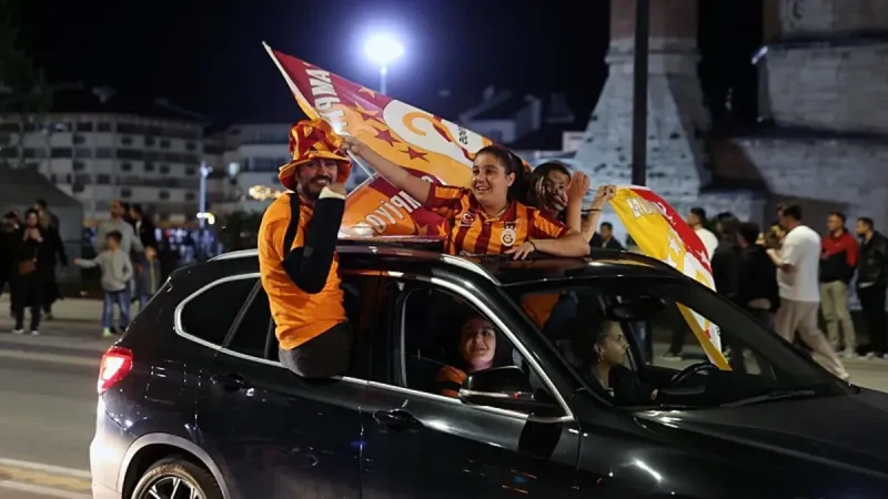 Galatasaray'ın şampiyonluğu sonrası dünya sarı kırmızıya boyandı