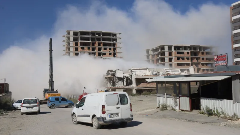 Hatay'da 13 katlı bina yerle bir oldu