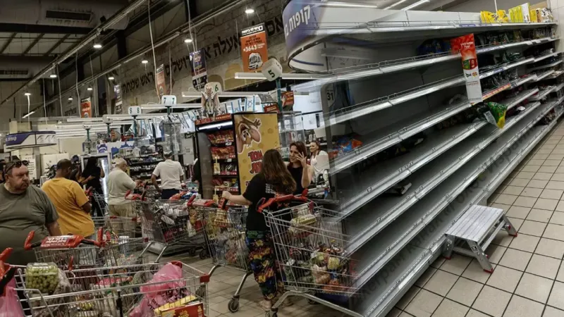 İsrail Alarmda! İran Misillemesi Korkusuyla Marketler Boşaldı