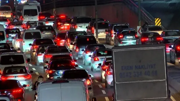 İstanbul'da ara tatil trafiği… Yoğunluk yüzde 87'ye ulaştı