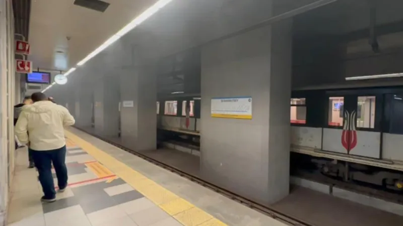 İstanbul'da metro yangını: Yolcular tahliye edildi