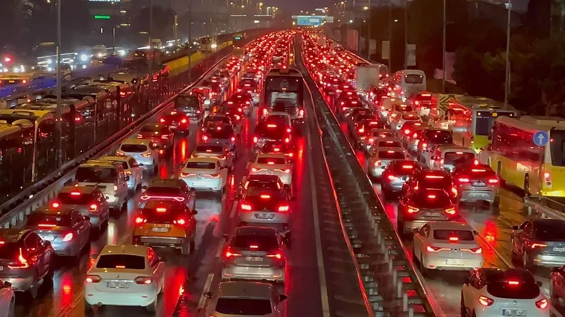 İstanbul Trafiği Alarm Veriyor! Yoğunluk %83'e Fırladı!