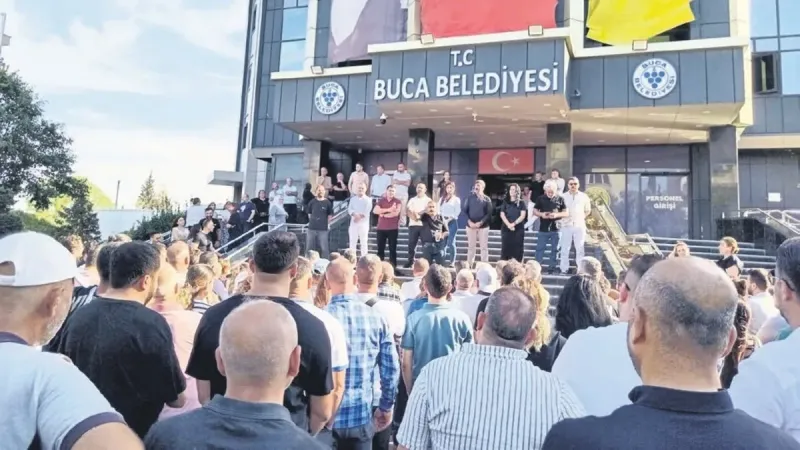 İzmir'de Maaş Alamayan İşçiler İsyan Çıkardı! Belediye Basıldı!