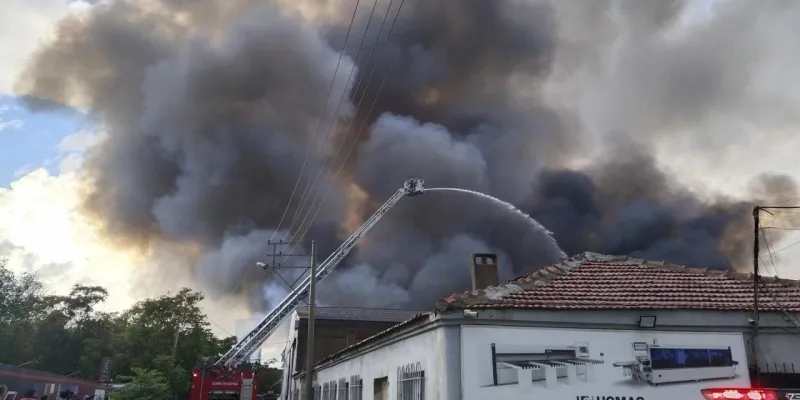 İzmir'de Korkunç Yangın! İnşaat Deposu Alev Alev
