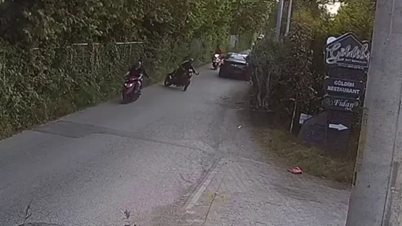 Kasksız sürüş canına mal oluyordu: O anlar kamerada