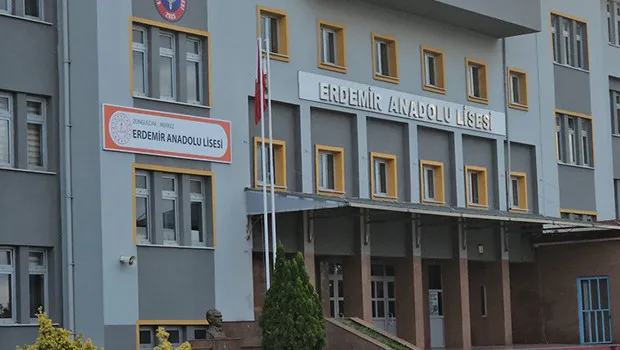 Lise tuvaletinde dehşet! Sigara bahanesiyle arkadaşının çenesini kırdı, tutuklandı