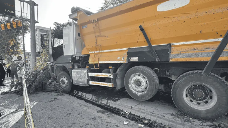 Malatya'da kontrolden çıkan kamyon 7 konteyner iş yerine çarptı