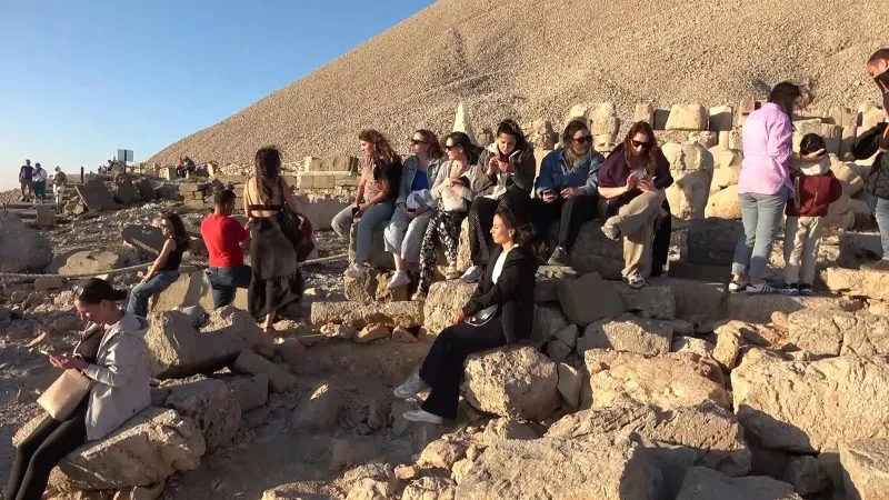 Nemrut Dağı'nda Rekor Ziyaretçi Akını! Bu Manzarayı Kaçırmayın!