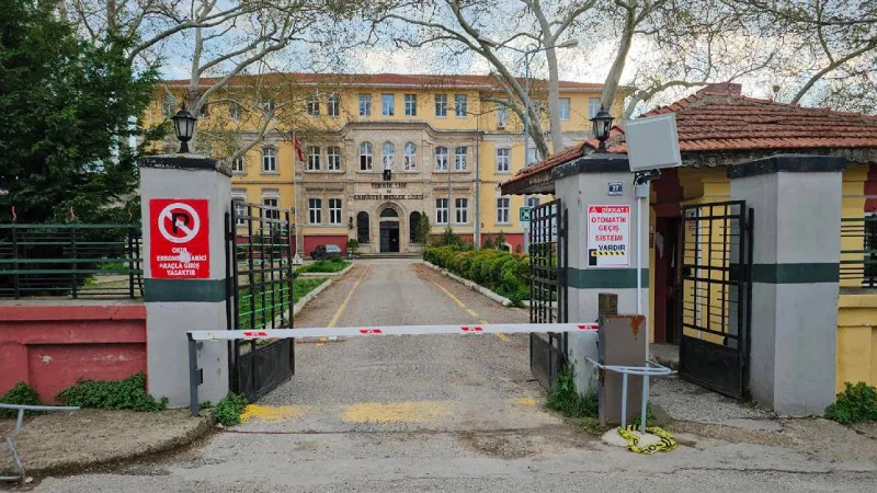 14 yaşındaki kız çocuğu, bıçaklanarak öldürülmüş halde okul bahçesinde bulundu