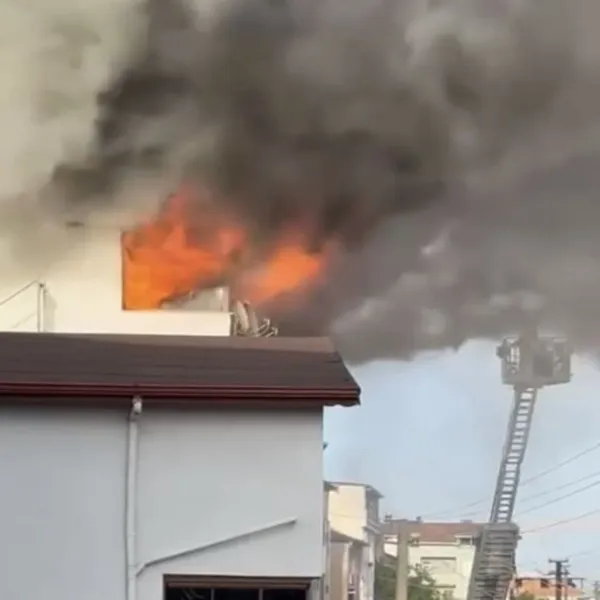 Kocaeli'de Bina Alevlere Teslim! Çatı Katında Korkunç Yangın!
