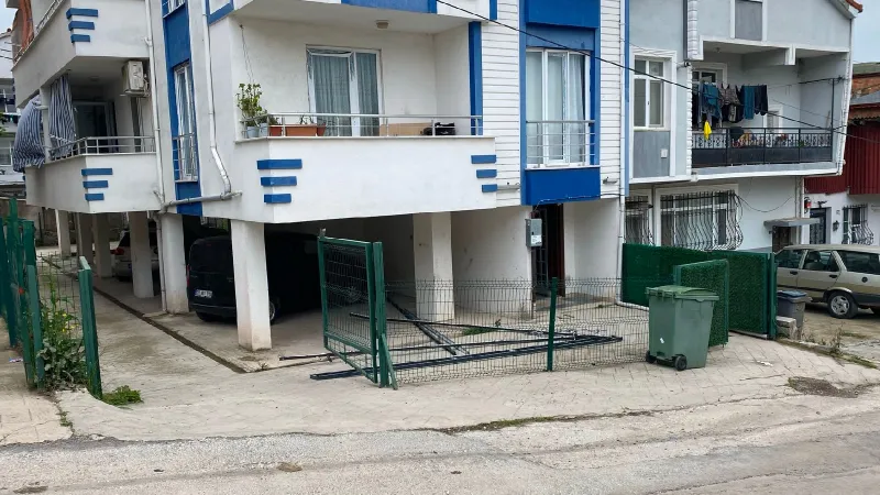 Balkonda Ölümle Dans! Demir Profil Yüksek Gerilim Hattına Değdi: 3 Yaralı