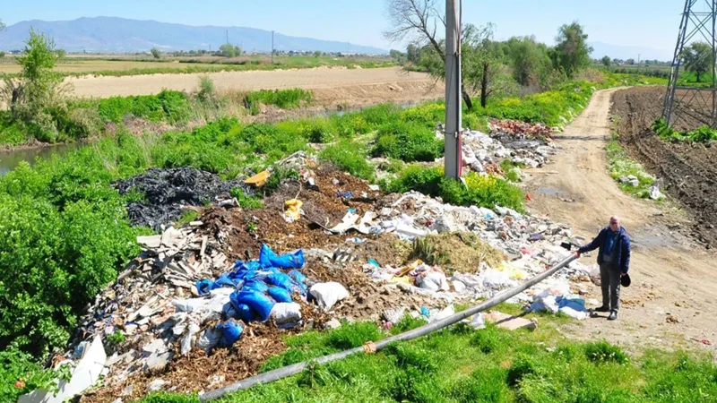 Gediz Nehri Alarm Veriyor! Fabrika Atıkları Zehir Saçıyor