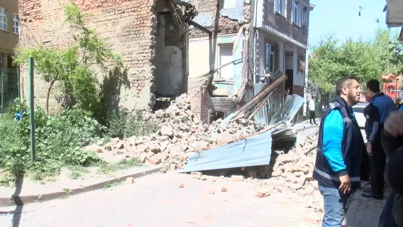 İstanbul'da Deprem! Fatih'te Metruk Bina Yerle Bir Oldu!