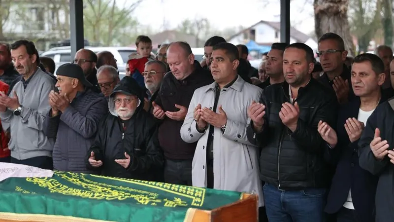 Düzce’de kalp krizi geçirip hayatını kaybeden öğretmen toprağa verildi