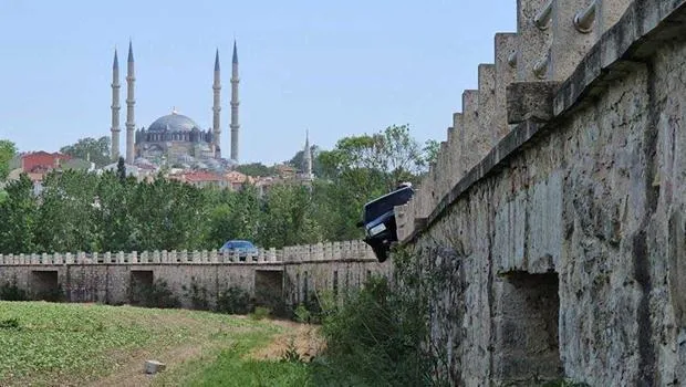 Edirne'de Köprüde Şok Kaza! Otomobil Bariyerde Asılı Kaldı!