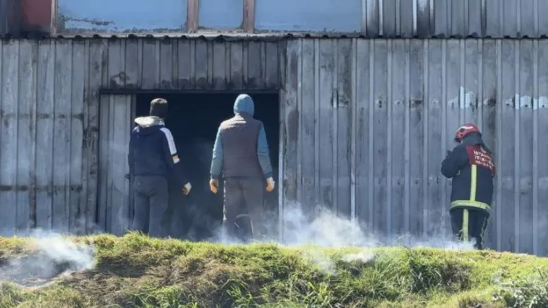 Fabrika Deposu Alevlere Teslim! Arnavutköy'de Korku Dolu Anlar