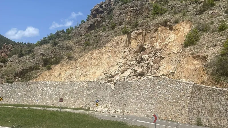 Gümüşhane'de Heyelan! Mahalle Yolu Neden Kapandı? Şok Detaylar!