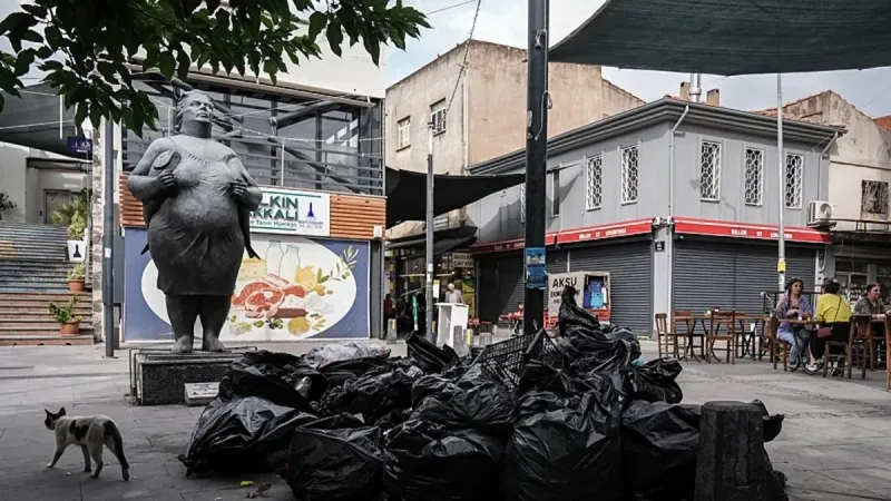 İzmir'de Çöp Krizi! Konak'ta Çöpler Dağ Oldu, İşte Sebebi!