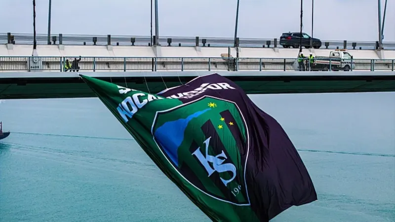 Osmangazi Köprüsü Yeşil Siyah! Kocaelispor Bayrağı Gökyüzünde