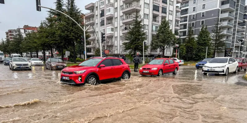 Uşak'ta Şiddetli Yağış! Yollar Göle Döndü, Evler Sular Altında!