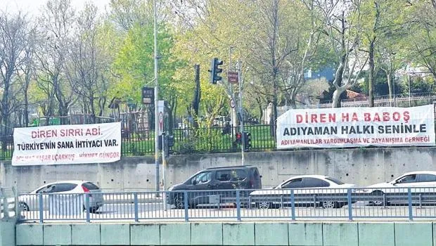 Sırrı Süreyya Önder'e Destek Yağıyor! "Diren Sırrı Abi" Pankartları