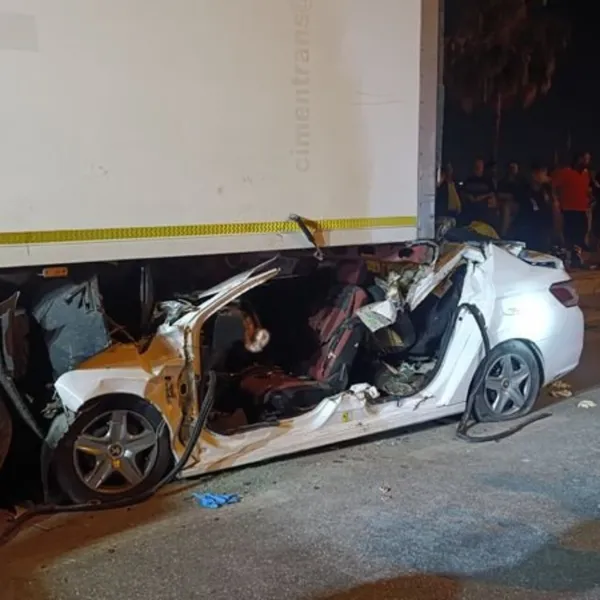 Silifke'de Feci Kaza: Otomobil TIR'a Çarptı, 2 Kişi Hayatını Kaybetti!