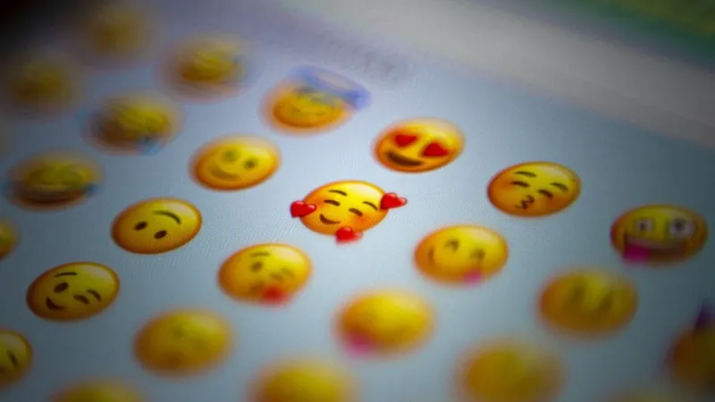 Emoji Tacize Dönüştü! Kalp ve Öpücük Emojisine Ceza Şoku!