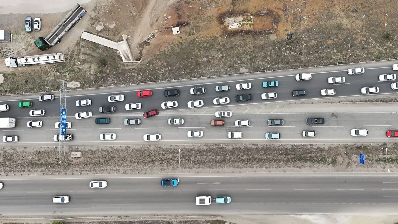 Kırıkkale'de bayram dönüşü trafik kilitlendi, araçlar saatlerce bekledi