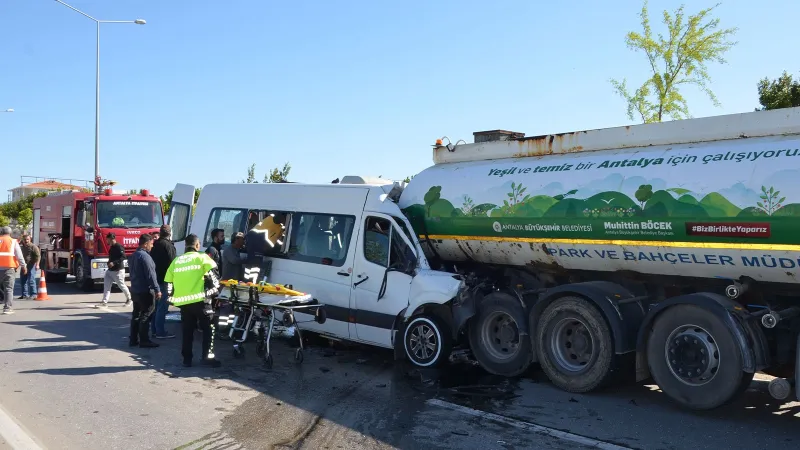 Tur Minibüsü Tankere Çarptı! Antalya'da Feci Kaza: 6 Yaralı
