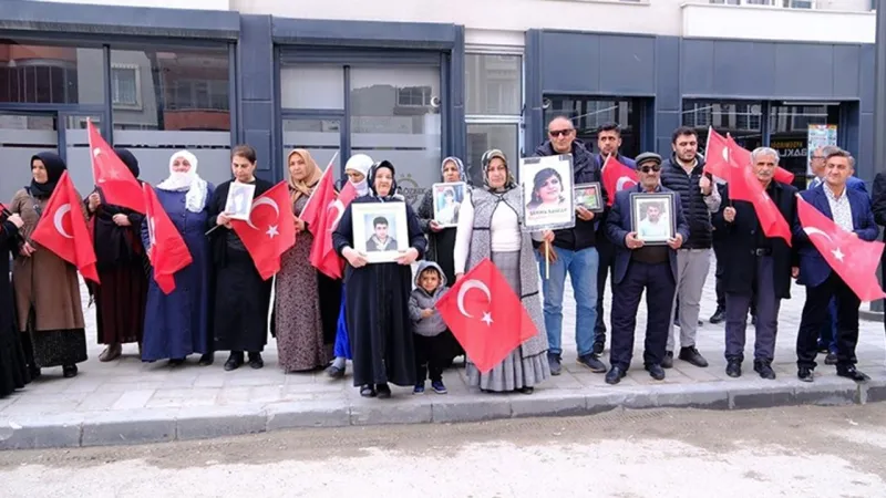 Van'da Anneler İsyan Etti! DEM Parti Önünde Yürek Yakan Feryatlar