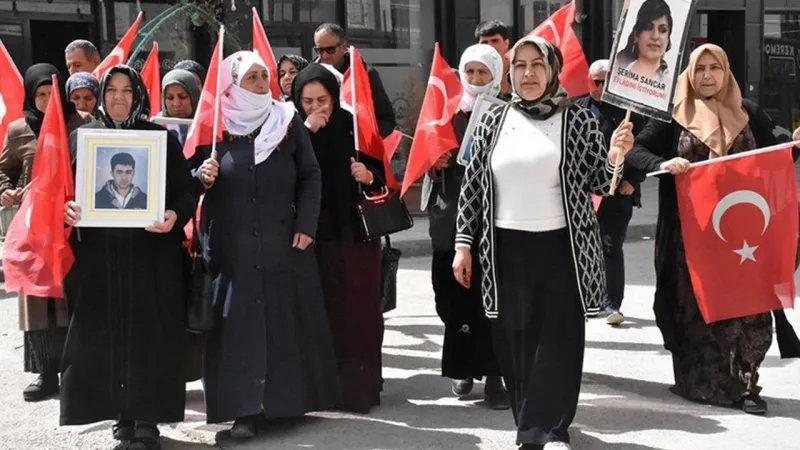 Van'da Evlat Nöbeti! Aileler DEM Parti Önünde Feryat Ediyor