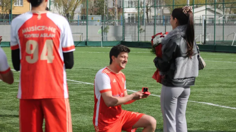 Kayseri'de Futbol Sahasında Romantik Evlilik Teklifi!