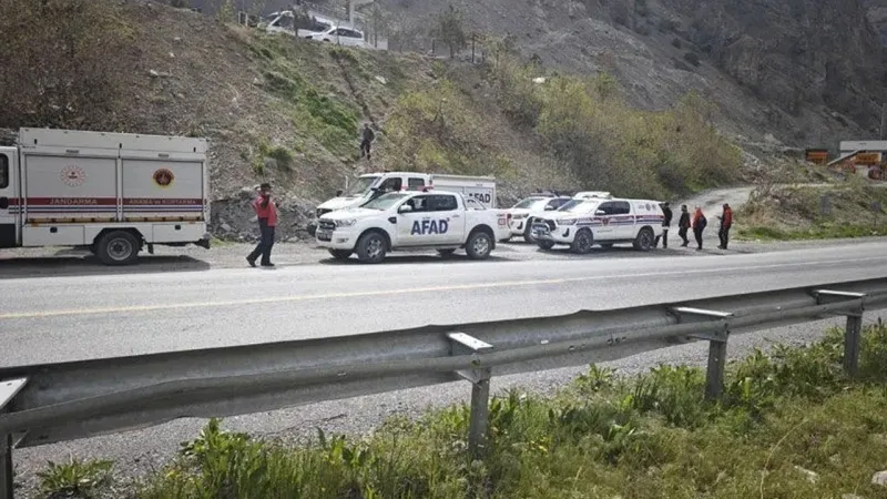 Zap Suyu'nda Ölümden Döndüler! 4 Kişi Mahsur Kaldı!