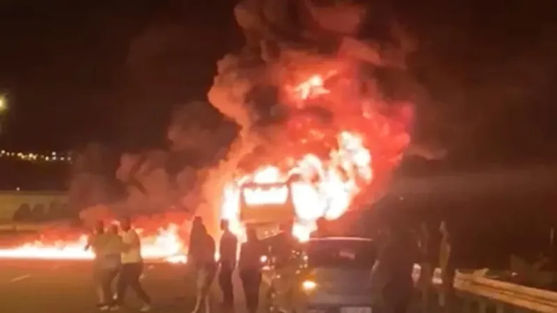 Öğrencileri taşıyan otobüs aniden alev aldı!