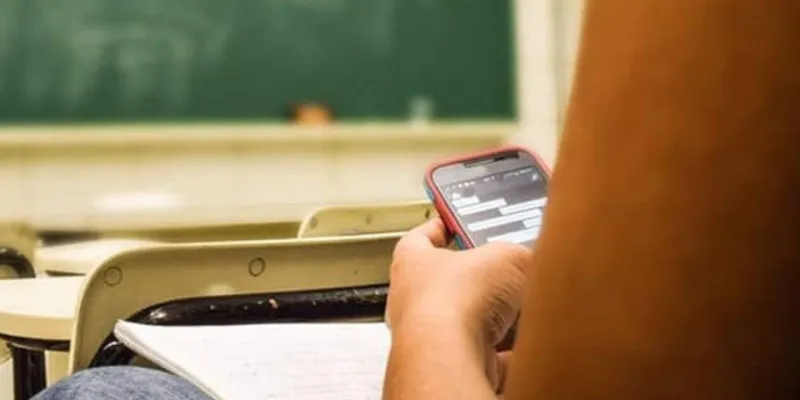 Okullarda Telefon Yasak! Öğrenciler Ne Yapacak? Şok Karar!