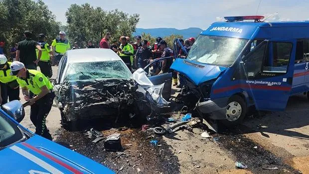 Feci Kaza! Otomobil Jandarma Minibüsüne Çarptı: 1 Ölü, 2 Yaralı!