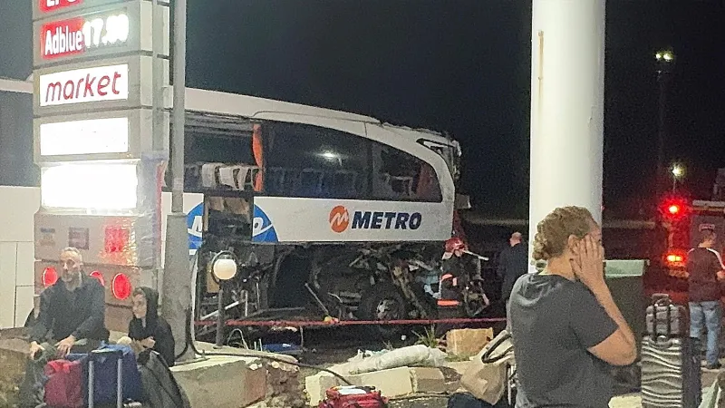Sakarya'da yolcu otobüsü tıra arkadan çarptı: 2'si ağır, 13 yaralı