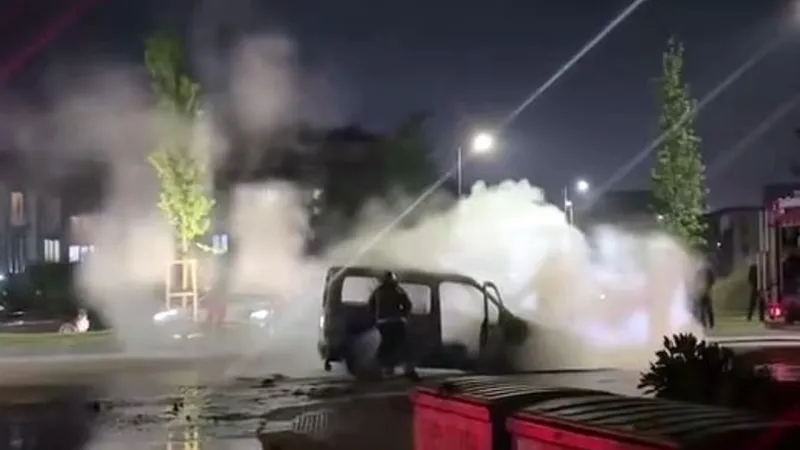 Serdivan'da Gece Yarısı Kabusu! Araç Alevlere Teslim Oldu