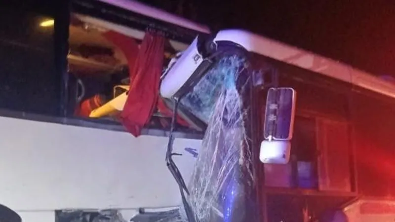 Sinop'ta Korkunç Kaza! Otobüsler Çarpıştı, 13 Yaralı!