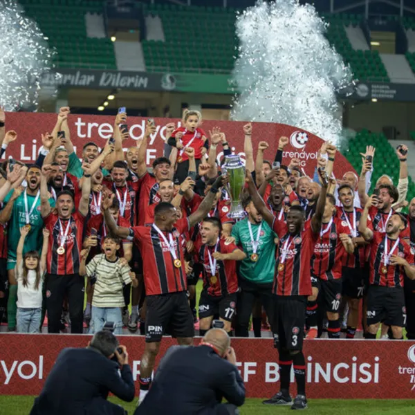 Süper Lig'e yükselen Karagümrük kupasını aldı!
