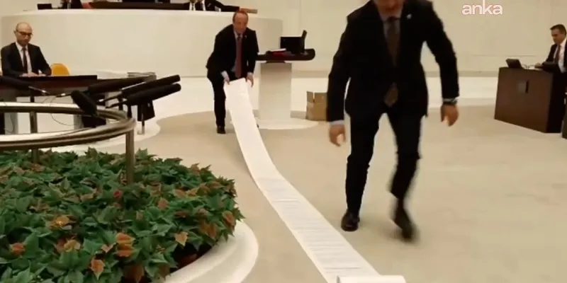 Tamı tamına 54 metre! Çoklu maaş alanların listesini TBMM'de böyle gösterdi